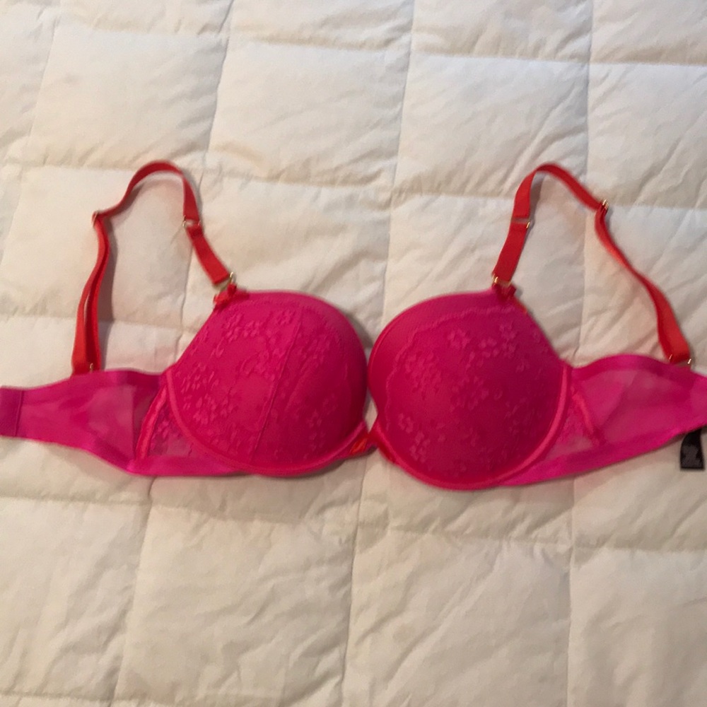 NWOT Victoria’s Secret bra. Size 32DD
